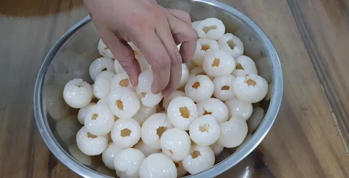 Rinse the peeled lychees with boiling water to remove any impurities. Drain well.