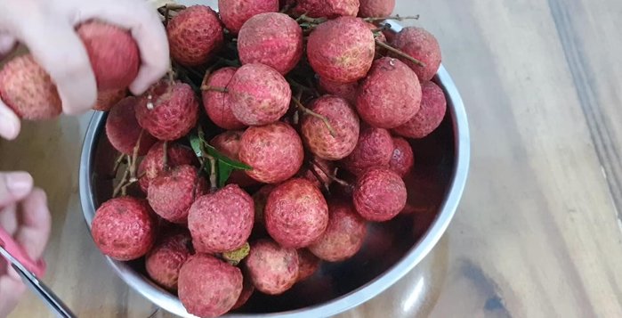Wash the lychees thoroughly.