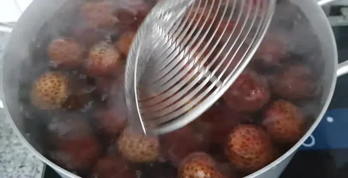 Blanch the lychees in boiling water for 3 minutes. Then immediately transfer them to a bowl of ice water for 20 minutes to maintain crispiness.