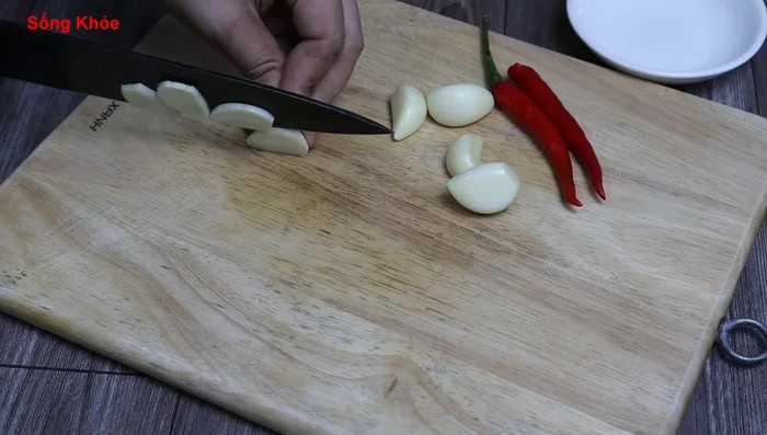 Slice the garlic and chili.