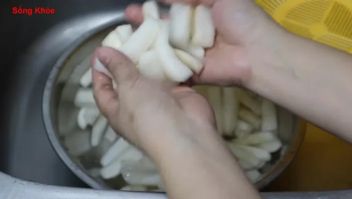 Squeeze the radish dry and spread it out evenly on a tray to dry in the sun.