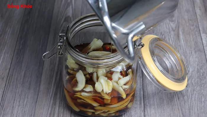 Once cooled, add the dried radish, garlic, and chili to the soaking liquid. Let it soak.