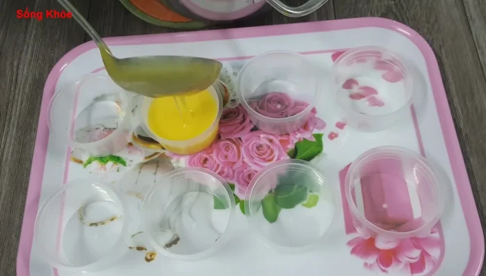 Pour the jelly mixture into a cake mold or bowl and let it solidify.
