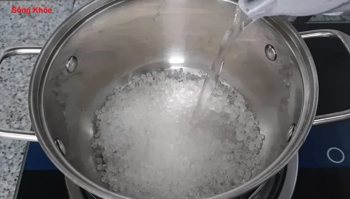 Cook rock sugar (150g) and water until it boils and thickens.