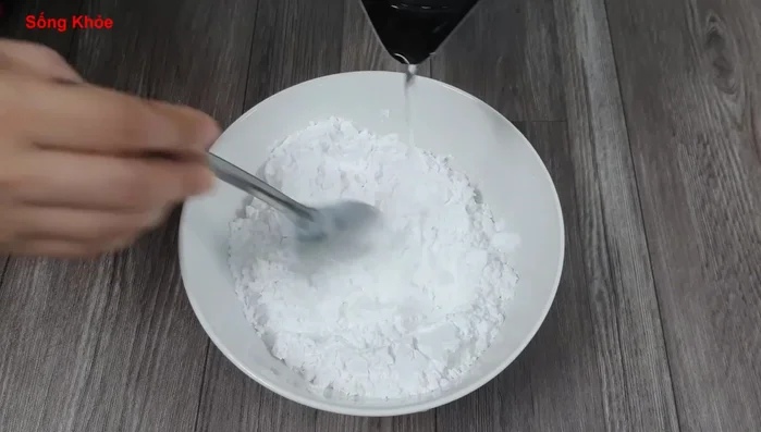 Prepare tapioca pearls: Mix 100g tapioca starch with water, slowly boil and stir until dough is soft. Roll into small balls.