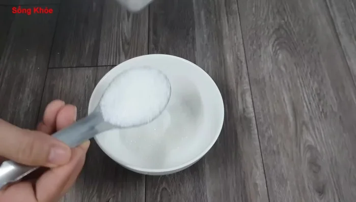 Mix sugar (50g) and agar powder (2 teaspoons).