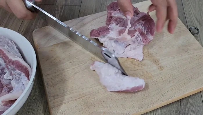 Wash and cut the meat into bite-sized pieces. Gently pound the meat to soften it.