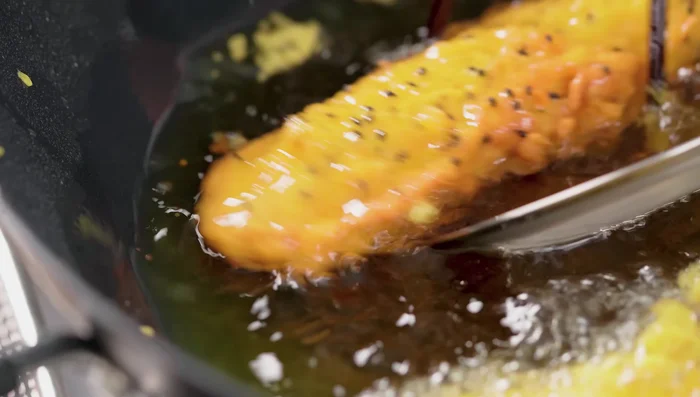 Remove the bananas and place them on absorbent paper to drain. Use a spatula to avoid crushing them.