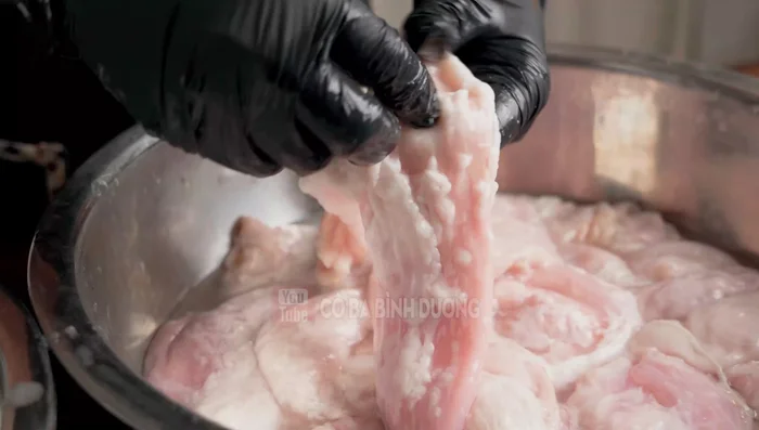 Remove any fat stuck inside the intestines.