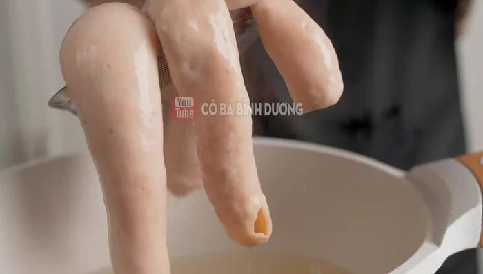 Blanch the intestines in boiling water with salt and vinegar to make them firmer and easier to cut. Cut into 15cm pieces, then slice 2/3 of the way through.