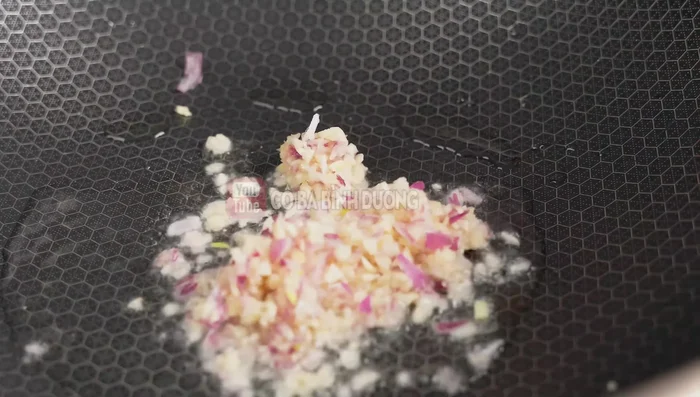 In a pan, stir-fry the intestines with oil, garlic, and shallots until fragrant.