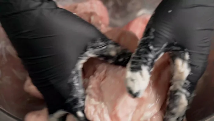 Wash the pork intestines thoroughly with flour to remove dirt and bad odor. Rinse well with water multiple times.
