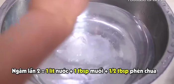 Soak onions in a solution of water, salt, and alum for 4 hours to make them crispier.