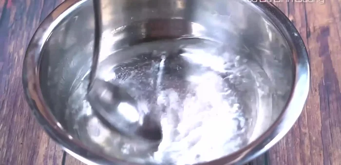 Wash onions in diluted salt water to remove dirt and bacteria.