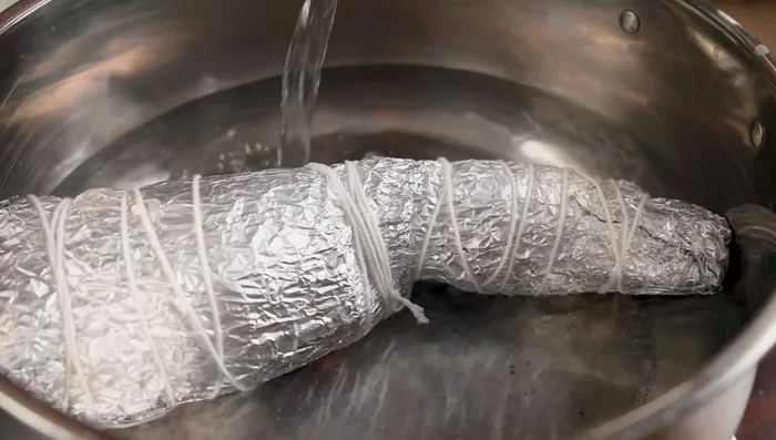 Boil the wrapped pork leg in water over medium heat for 35 minutes, turning it halfway through.