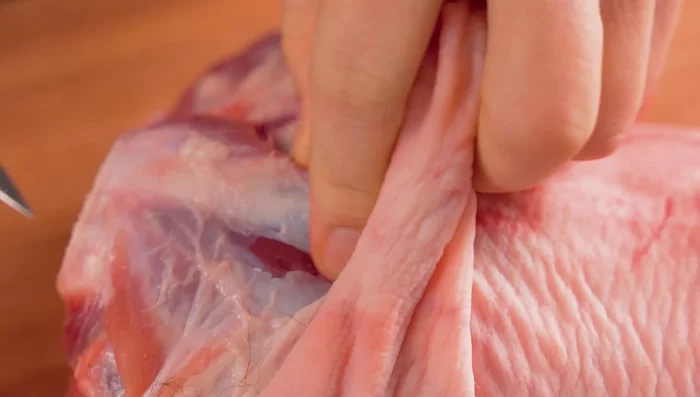 Wash the pork leg with salt and diluted vinegar, clean the skin thoroughly.