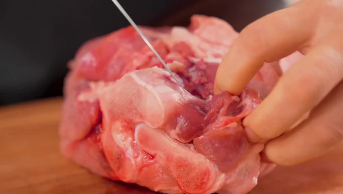 Peel off the leg bone using a small, sharp knife. Be careful not to tear the skin.