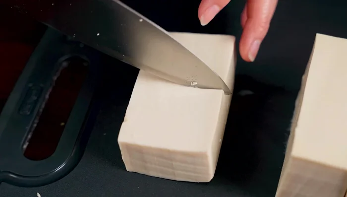 Cut the tofu into bite-sized pieces and soak them in cold water with dissolved salt for 15 minutes.