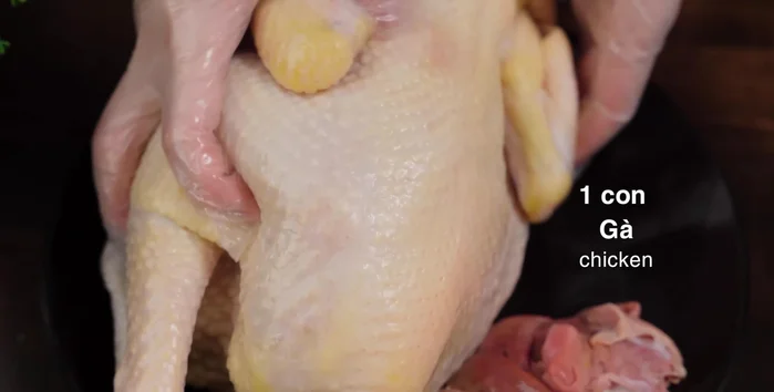 Marinate the chicken: Place the cleaned chicken in a bowl and coat it evenly with the marinade, including the inside of the belly. Marinate for 30 minutes to 1 hour (refrigerate if possible).
