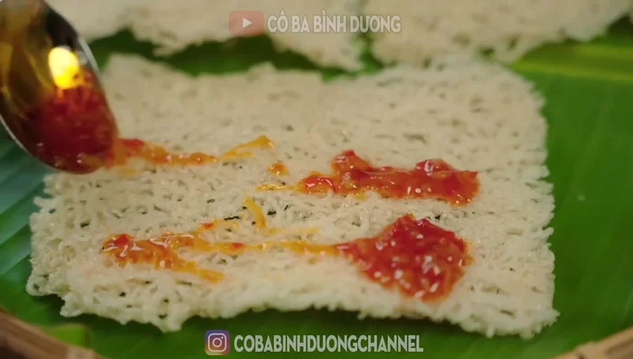Drizzle the sauce over the rice vermicelli and spread it evenly. Add a little more scallion oil.