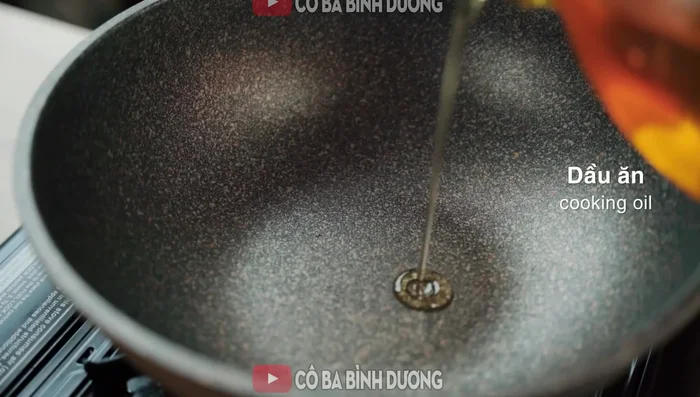 Add oil to the pan and wait for the oil to heat up. Test the oil by putting a small piece of dry rice vermicelli in to fry immediately. The cake will puff up.