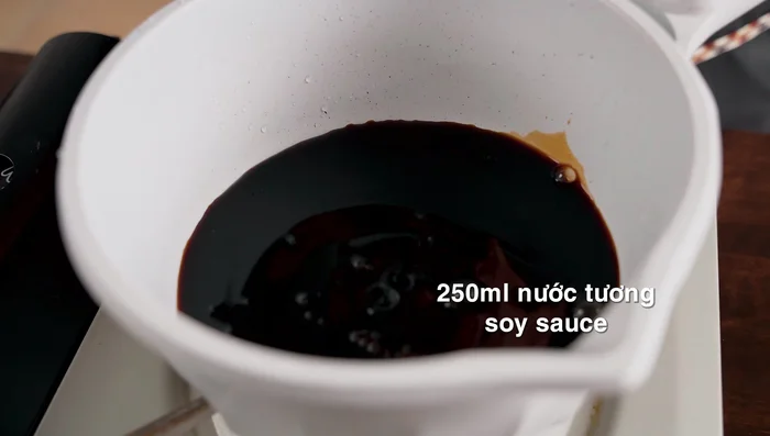 In a pot, combine soy sauce, dark soy sauce, rice, cooking wine, rock sugar. Stir well. Add spices. Turn off heat once sugar dissolves.(99)