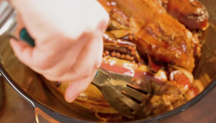 After marinating, place the beef shank in a pot. Add enough water to cover and add more water (1.5 cups). Add ginger, garlic, cloves, and green onions. (216.36)