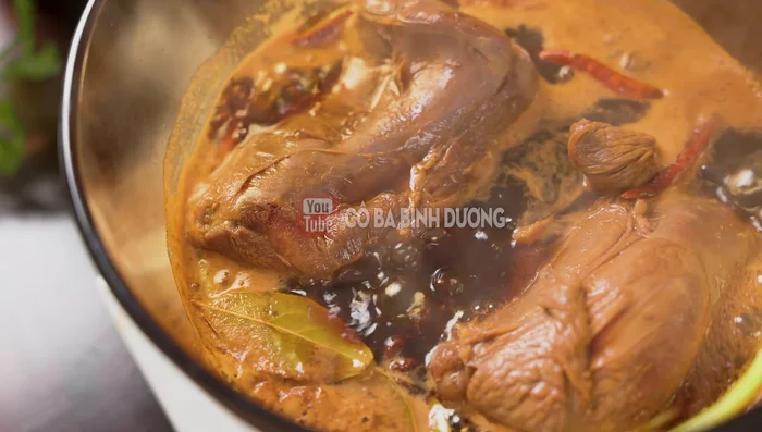 Bring to a boil, then reduce heat to medium-low. Cook for 35 minutes, turning the meat every 5 minutes. (258.639)