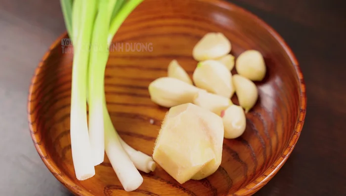 Prepare aromatic spices: ginger, garlic, coriander roots (or green onion roots). (82)