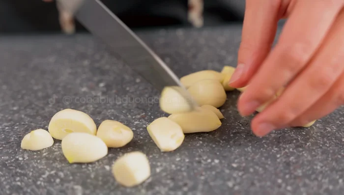 Prepare garlic: Blend 20g of peeled garlic.