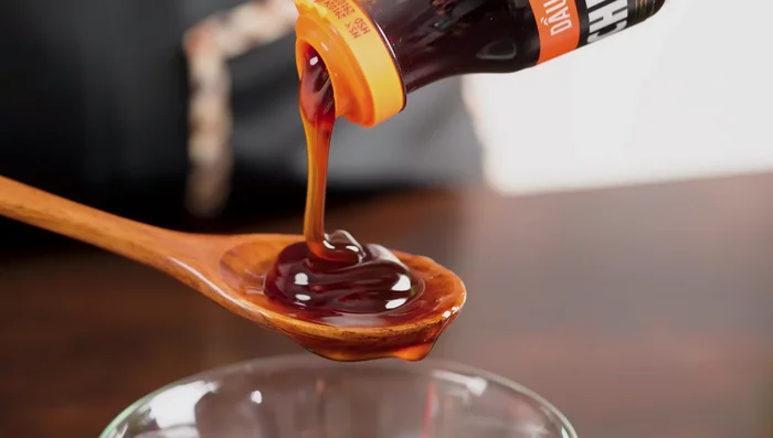 Prepare sauce: Mix oyster sauce, chili sauce, soy sauce, seasoning powder, sugar, coriander powder, and pepper.