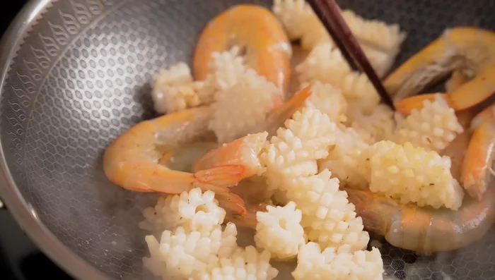 Stir-fry shrimp and squid: Stir-fry minced garlic, then add shrimp and squid. Add a tablespoon of the sauce and stir-fry until cooked.