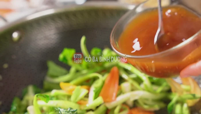 Combine and thicken sauce: Mix tapioca starch with water. Add boiling water to the remaining sauce and stir until dissolved. Combine all ingredients, stir-fry briefly, and then add tapioca starch mixture to thicken the sauce.