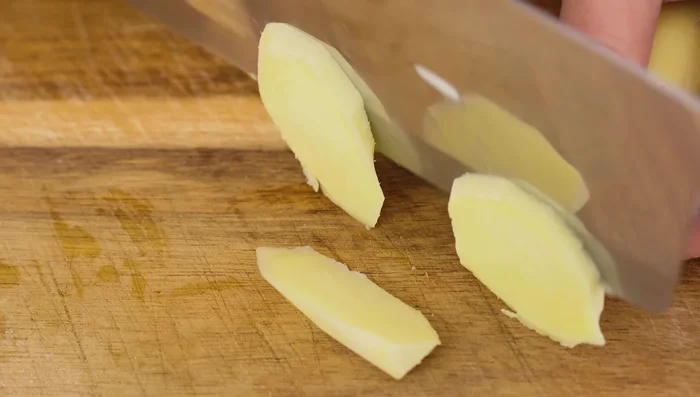 Cut shallots into thick slices. Cut ginger into slices. Cut large garlic cloves in half, leave small ones whole.