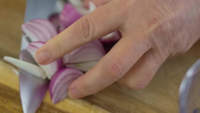 Prepare the shallots, garlic, and chilies. Blend them into a paste, then strain through a sieve to extract the juice. You can also use a towel to squeeze out excess water.