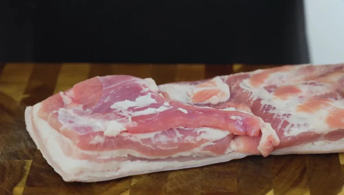 Wash the pork belly with salt and diluted vinegar. Cut into 6cm x 3cm pieces.