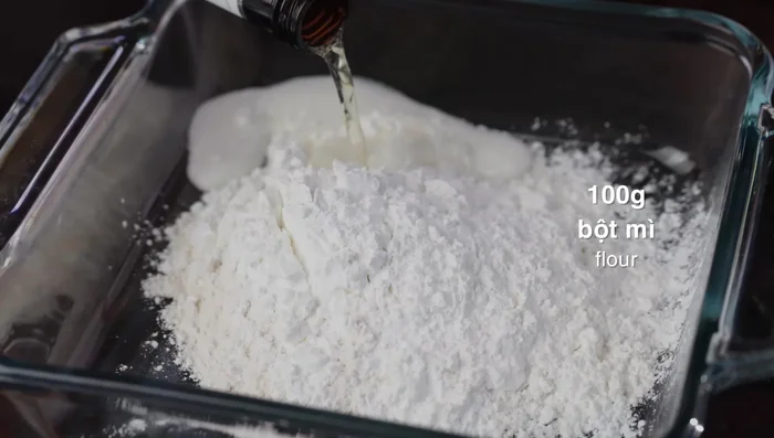 Mix 2/3 cup of flour, 1/2 cup of tapioca starch, and the remaining beer until dissolved.