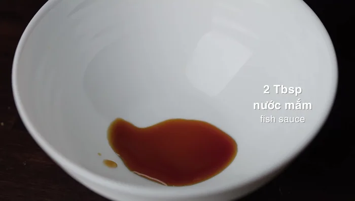 Prepare the sauce: Mix soy sauce, sugar, water, tomato sauce, pepper, and chili sauce.