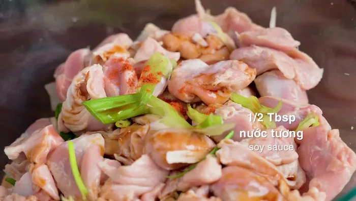 Add soy sauce and paprika powder to the marinated chicken gizzards.