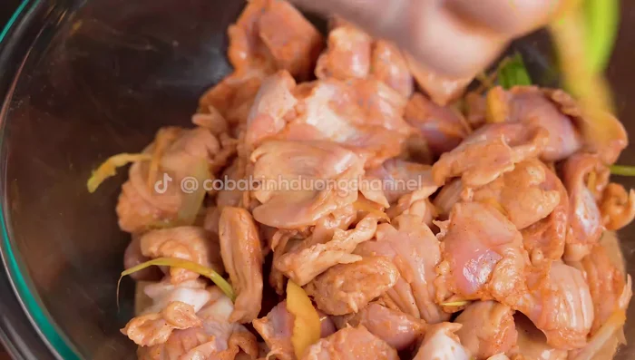 Remove onion and ginger; add crispy fried flour to coat the chicken gizzards.