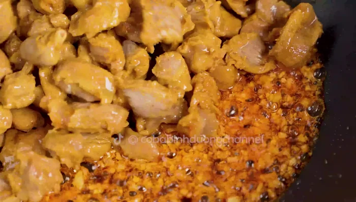 Add the fried chicken gizzards to the sauce; stir to coat. Add chili slices for garnish.