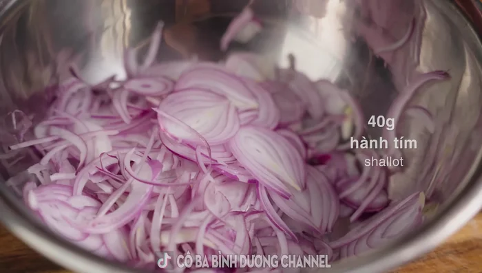 Prepare the filling: Fry shallots until golden brown, then stir-fry finely chopped onion, minced pork, soaked black fungus, and sliced onion with seasoning powder, sugar, MSG, and pepper. Add fried onions at the end.
