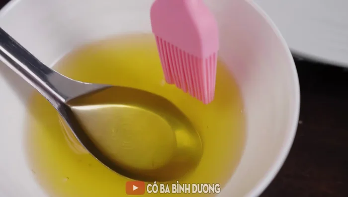 Prepare the pan: Cover a large plate with parchment paper or food wrap. Brush with onion oil.