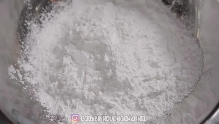 Mix 250g rice flour and 150g tapioca starch with 500ml cold water, then add 500ml boiling water and 1 teaspoon salt. Let the dough rest for 1 hour.