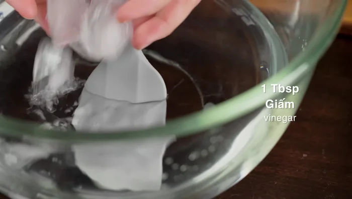 Prepare the onions: In a bowl of ice water, dissolve sugar and vinegar. Add thinly sliced onions to reduce pungency.
