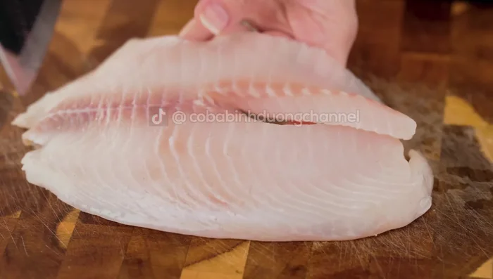 Wash and drain the fish. Cut into bite-sized pieces.