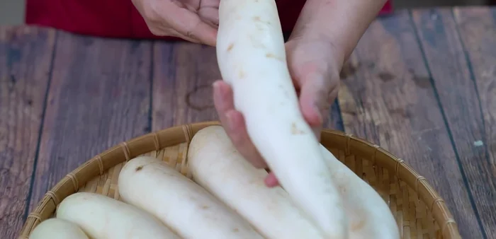 Select firm, heavy radishes with smooth skin. Wash thoroughly.