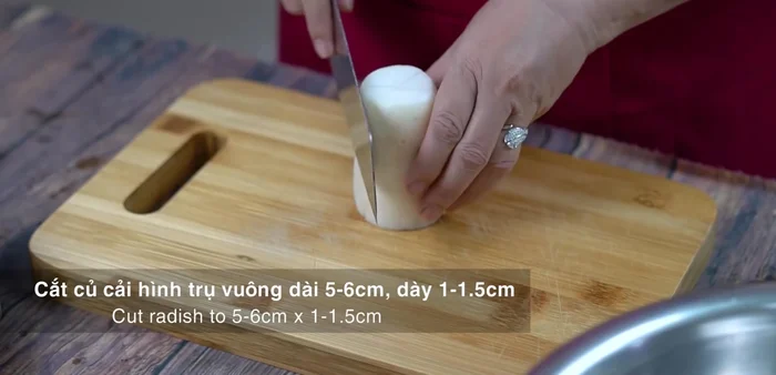 Cut radishes into 5-6cm long pieces, then slice lengthwise into 1-2cm thick pieces.
