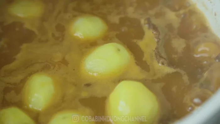 Add potatoes and carrots to the beef stew, and cook for another 10 minutes until softened.