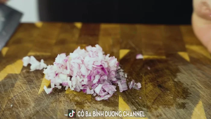 Finely chop shallots and garlic. Cut green peppers, remove seeds, and set aside.